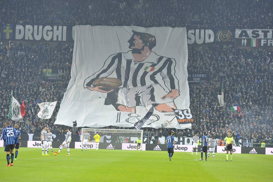 La coreografia dei tifosi bianconeri prima di Juventus-Inter. LaPresse